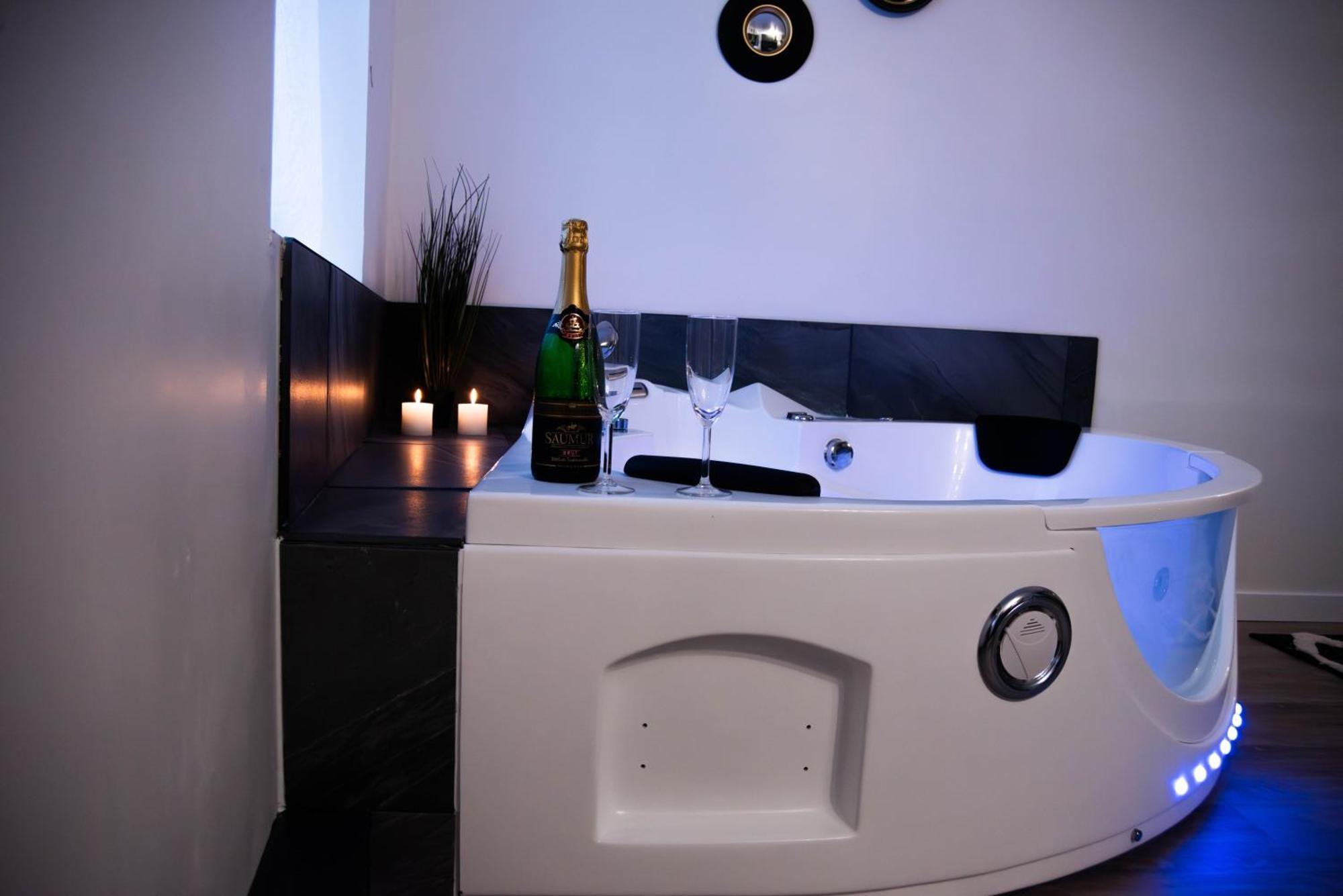 Suite Romantique Jacuzzi Moulins  Extérieur photo
