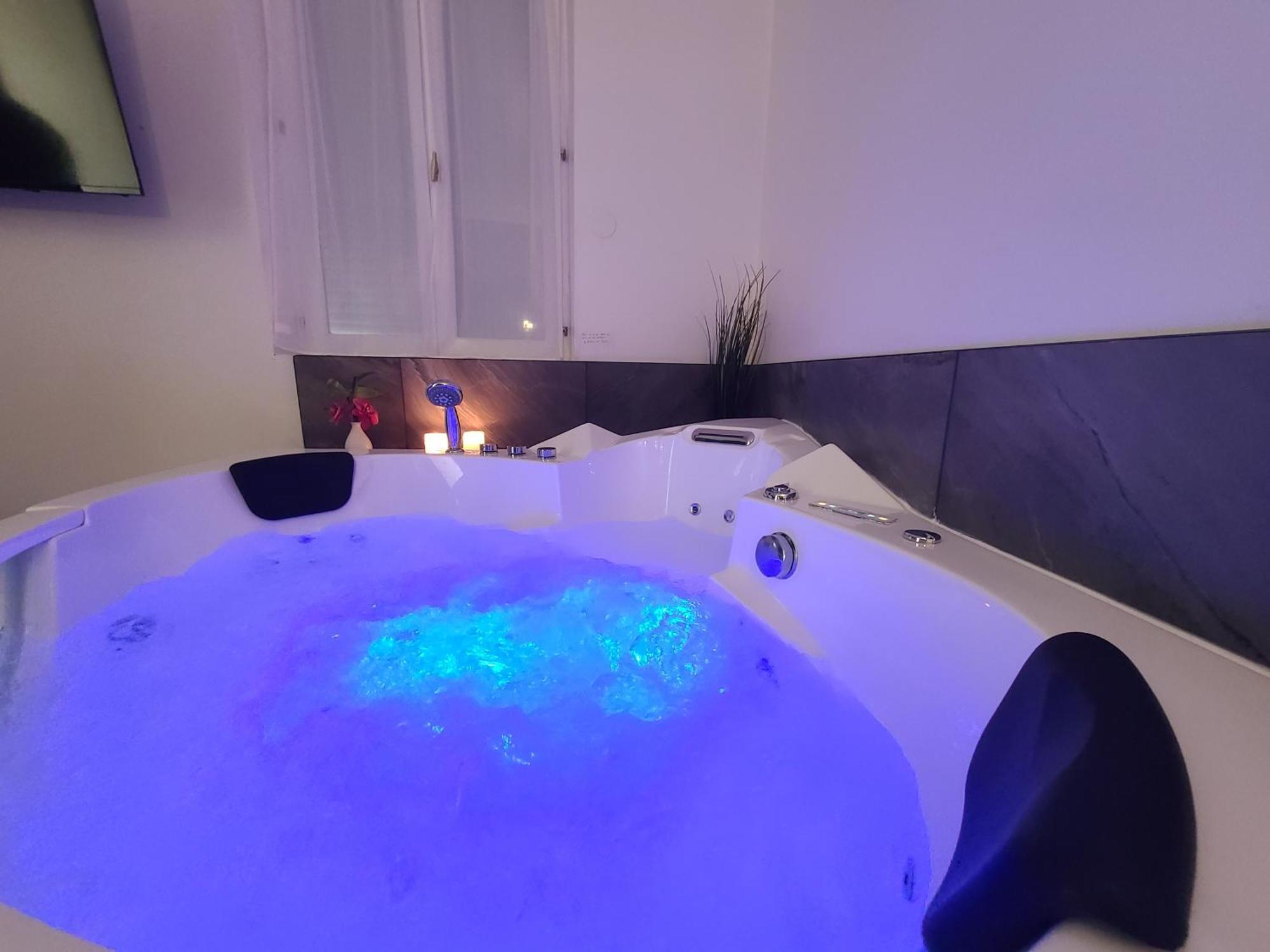 Suite Romantique Jacuzzi Moulins  Extérieur photo